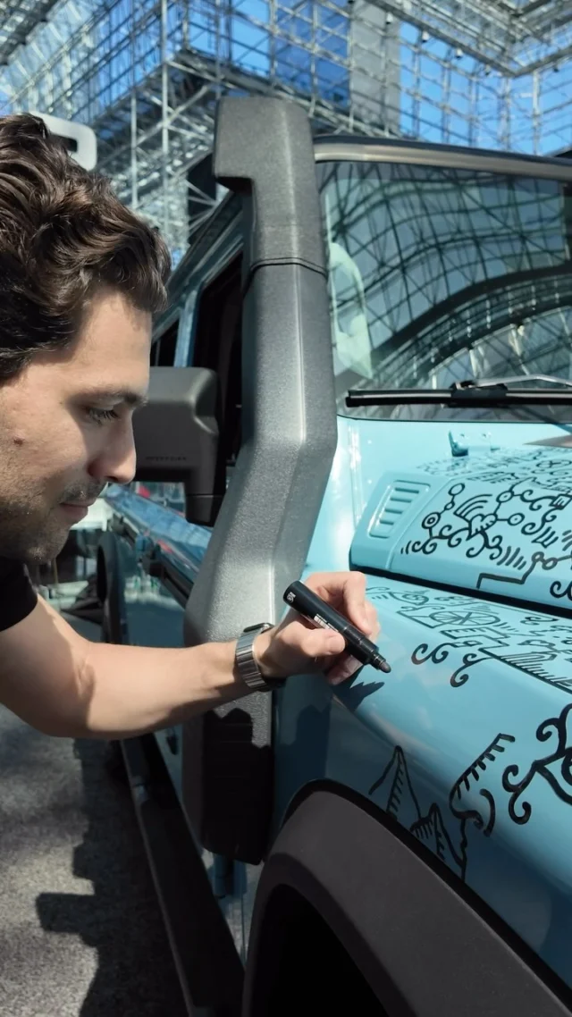 👀 Check out @alex.alpert at this year’s #NYIAS drawing on an @ineos_grenadier from @northshoreineosgrenadier 

🎨 Come see him finish this weekend at the show‼️

🎟️ Tickets at link in bio!
📍 Javits Center, NYC
📅 Now thru April 27

#NYAutoShow #125Years #AlexAlpert